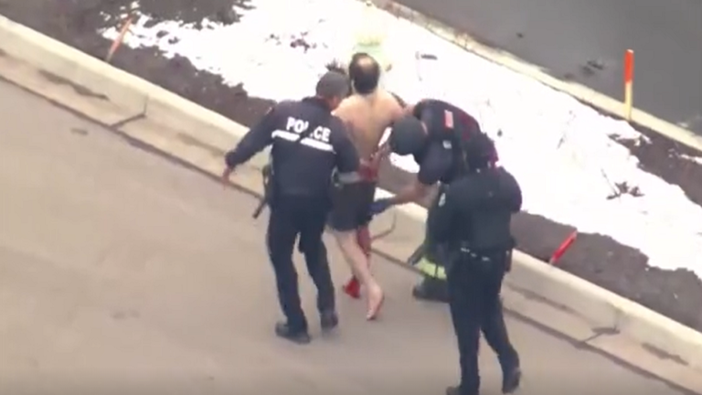 شاهد..لحظة القبض على منفذ هجوم أدى إلى مقتل 10 أشخاص في أمريكا (فيديو)