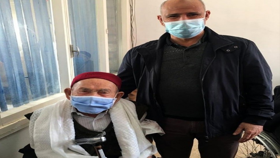عمره 102 سنة.. هذا أكبر تونسي يتلقّى لقاح كورونا