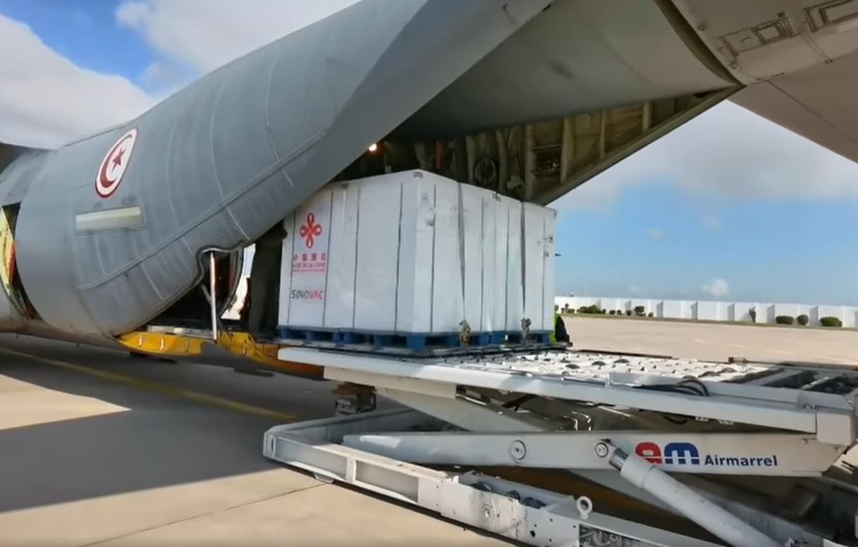 وصول الطائرة العسكرية محمّلة باللقاح الصيني (فيديو)