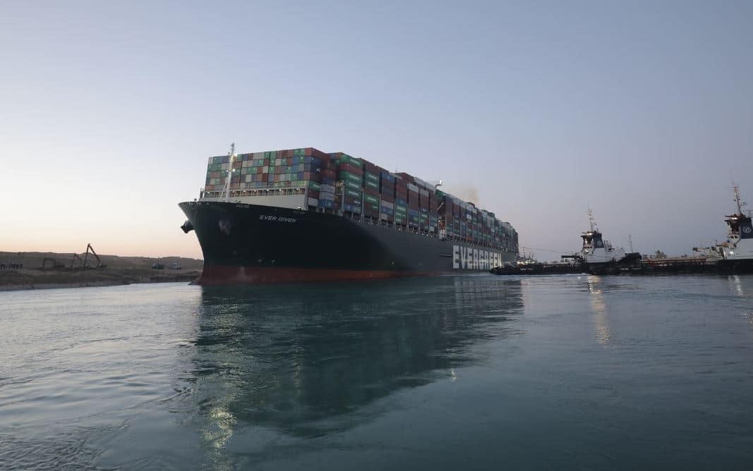 شاهد الفيديو.. هكذا تم تعويم السفينة الجانحة بقناة السويس ‏