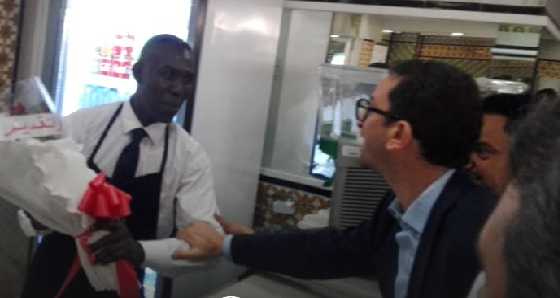 نواب “قلب تونس” يكرمون نادل مقهى مجلس النواب