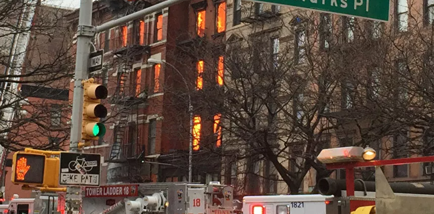 أم ترمي بأطفالها من الطابق الثالث لإنقاذهم من حريق (فيديو)