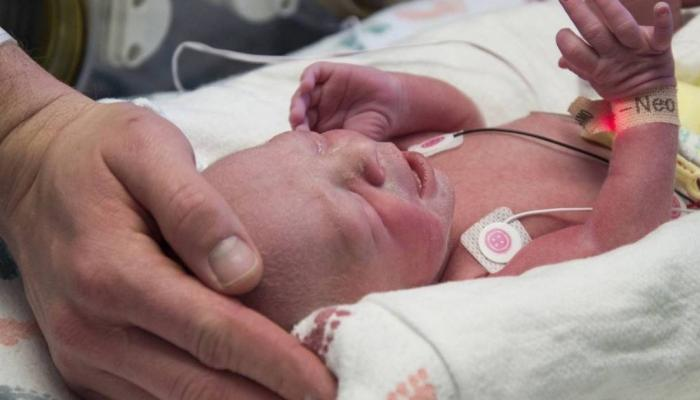 تلقت والدتها اللقاح قبل إنجابها بأسابيع / أول طفلة بالعالم تولد وفي جسدها أجسام مضادة لكورونا..