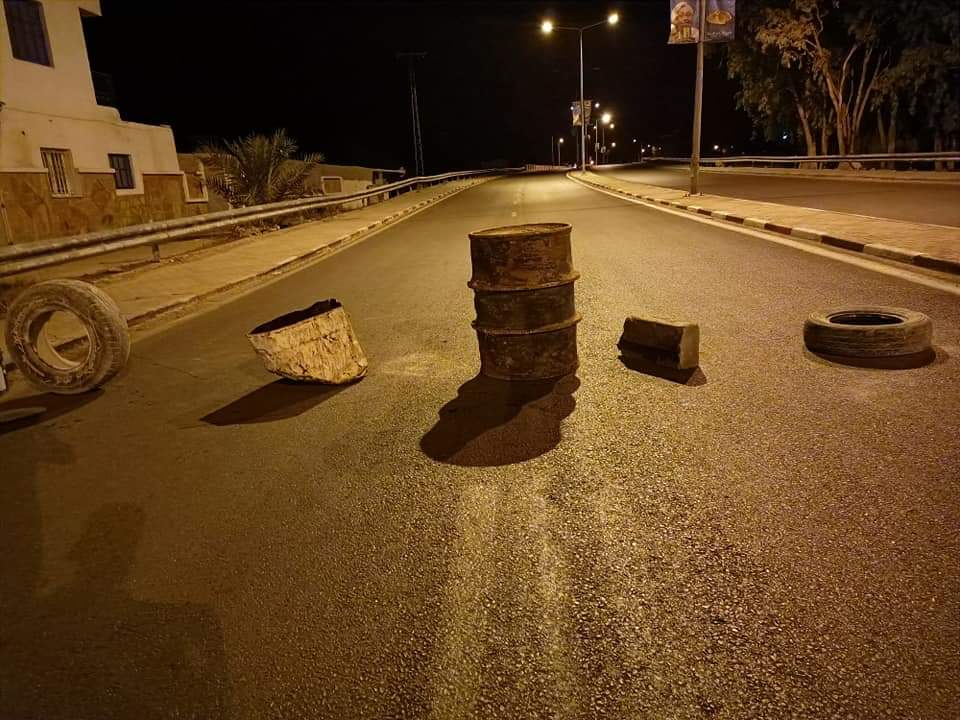 غلق الطريق الرابطة بين تطاوين و مدنين على مستوى قنطرة برورومت