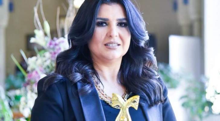 منى الشاذلي تحصل على درع المرأة العربية للمسؤولية المجتمعية