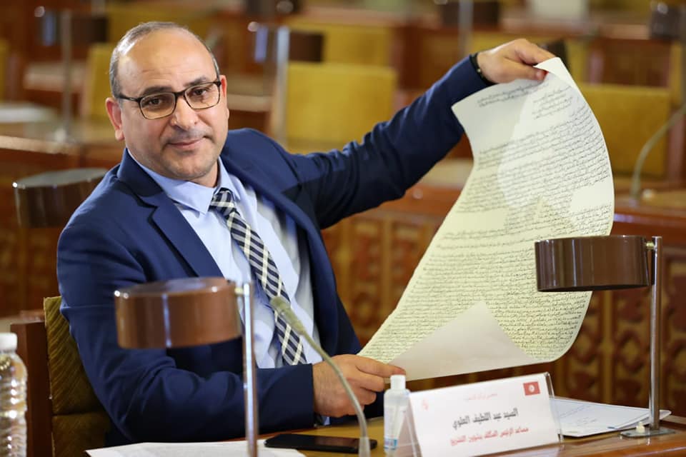 “أكتب يا حسين” ..نائب برلماني يتندر على رسالة قيس سعيد الموجهة إلى الغنوشي