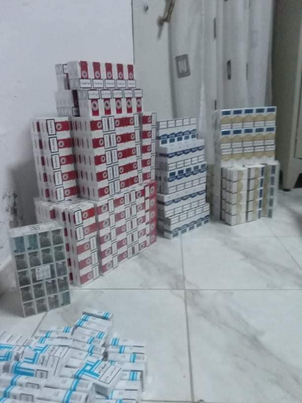 حجز كمية من علب السجائر الأجنبية والسجائر المحلية ومبلغ مالي