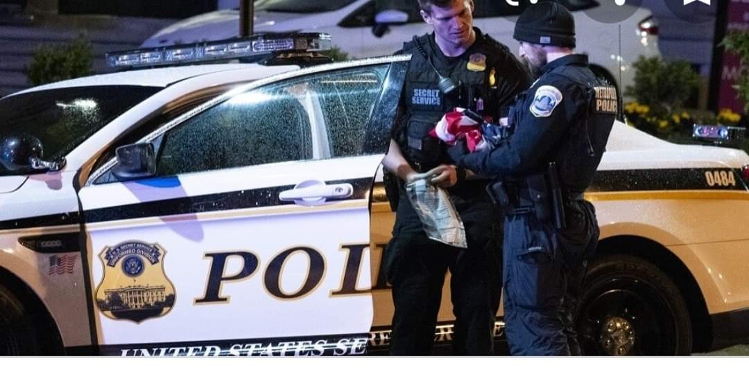 على غرار قصة  جورج فلويد/ شرطي أمريكي يضغط على ظهر مواطن حتى الموت…