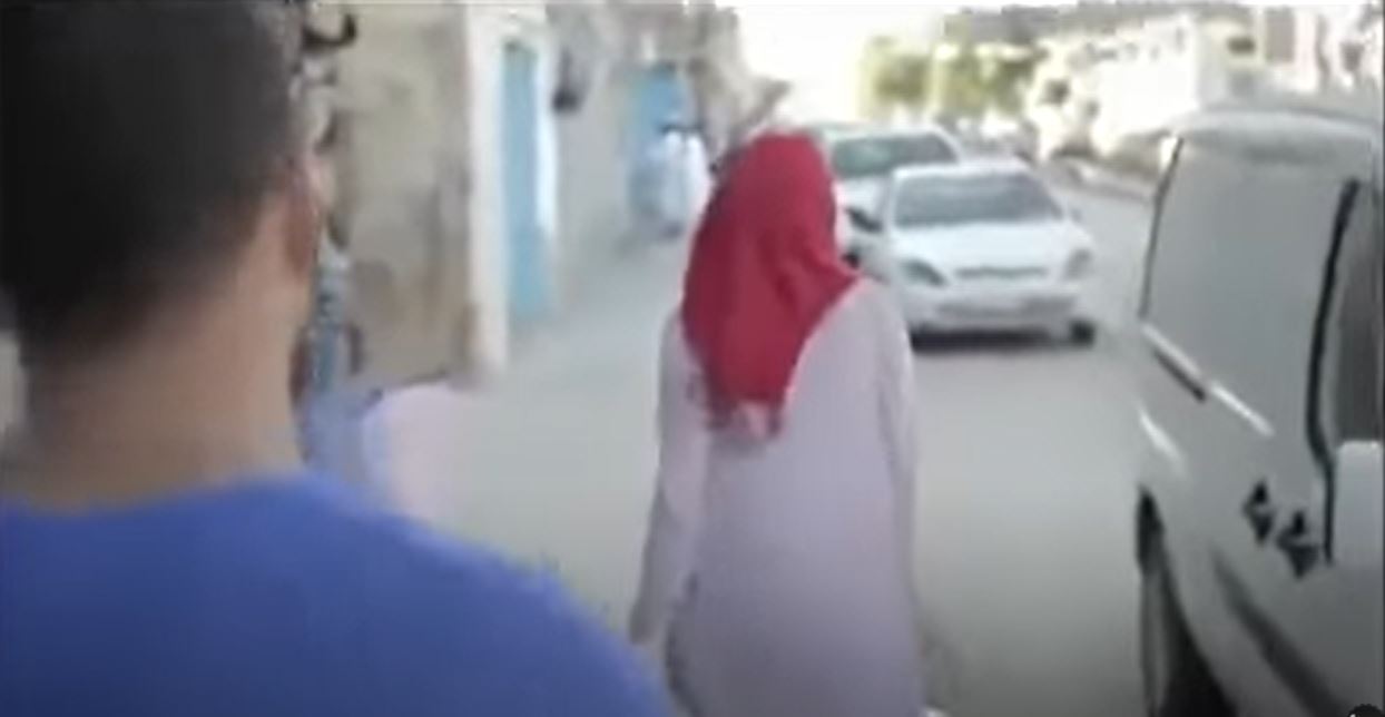 السرس: حاول تحويل وجهة امرأة متزوجة