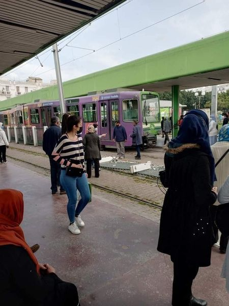 المترو يخرج عن السكة(صور)