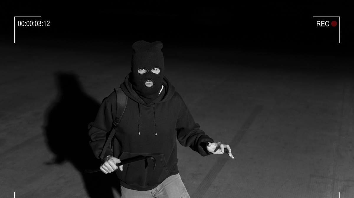 سارق يكشف نفسه من خلال “فيديو مباشر” (فيديو)