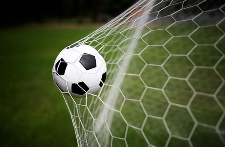 هدف اسطوري برأسية من منتصف الملعب (فيديو)