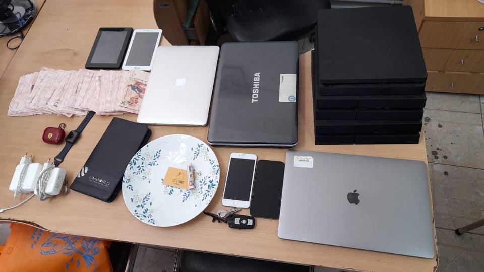 انتحلا صفة البنك المركزي للتحيل (صور)