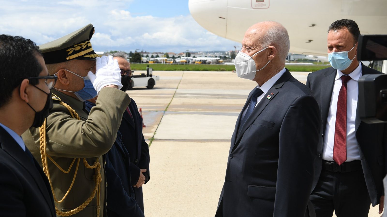 العلم الفلسطيني على بدلة قيس سعيد في باريس