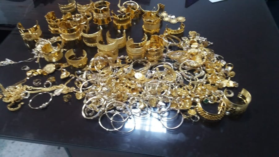 حجز كمية من الذهب وبنادق صيد في سيارة (صور)