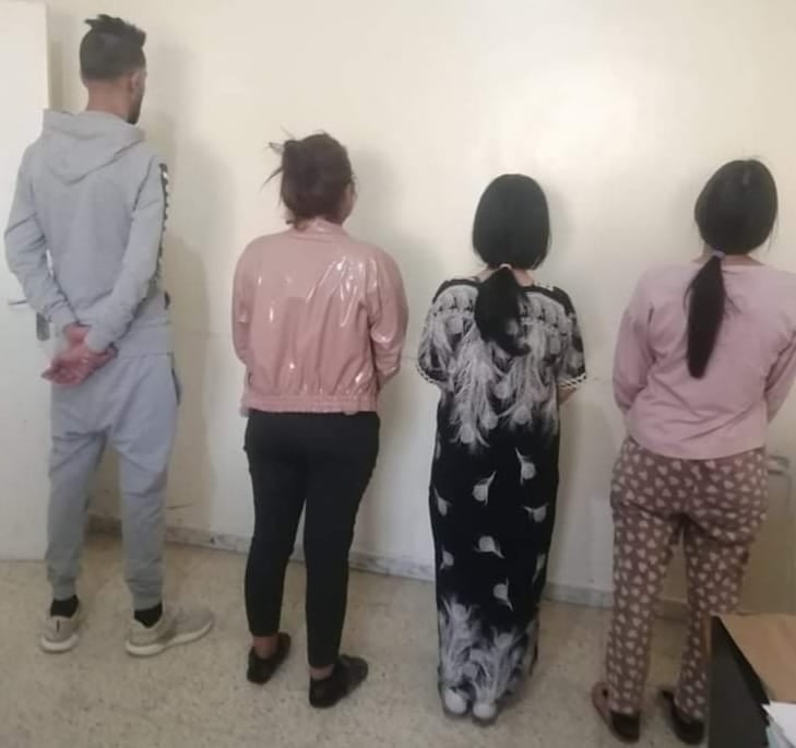 القبض على شاب و3 فتيات لاستهلاك المخدرات والبغاء السري