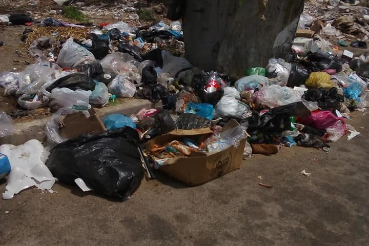 تواصل تراكم الفضلات في شوارع العاصمة.. وهذا هو السبب