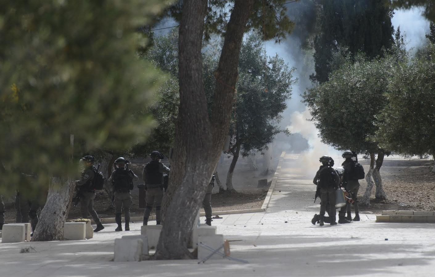 جنود الاحتلال يقحمون المسجد الأقصى ويعتدون على المصلين (فيديو)