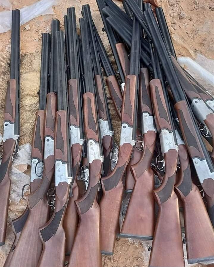 احباط عملية تهريب 41بندقية على الحدود الليبية (صور)