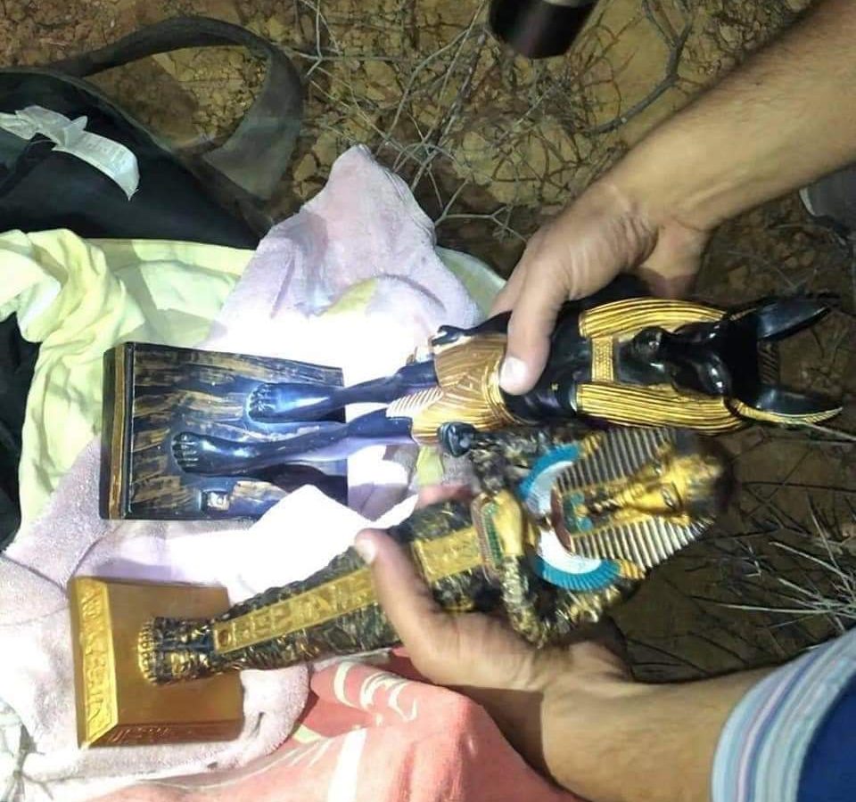 سوسة/ تأبط مسدسا وكبالات وانطلق يتاجر في الاثار