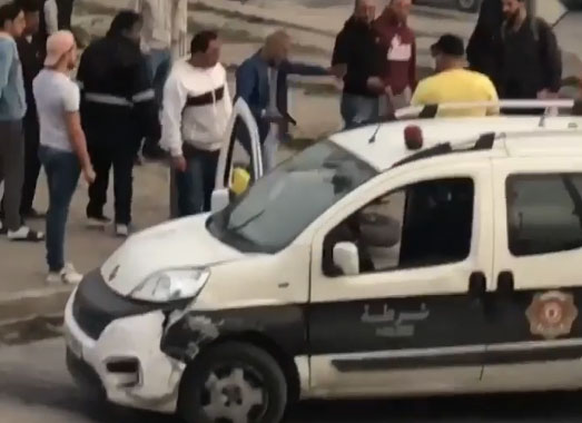 شاهد الفيديو/ عون أمن يشهر مسدسه على مواطنين