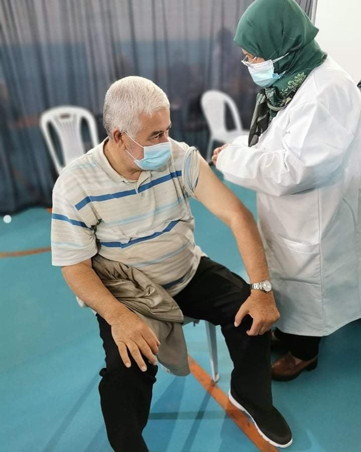 الزار يتلقى جرعة من اللقاح