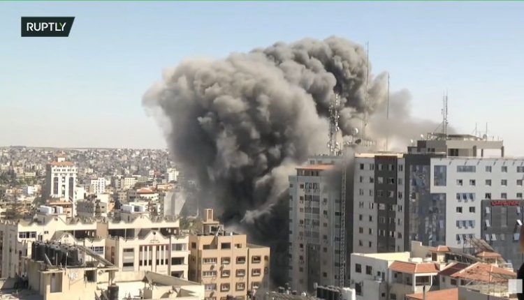 الاحتلال الإسرائيلي يدمر مبنى وسائل الاعلام الدولية والمحلية (فيديو)