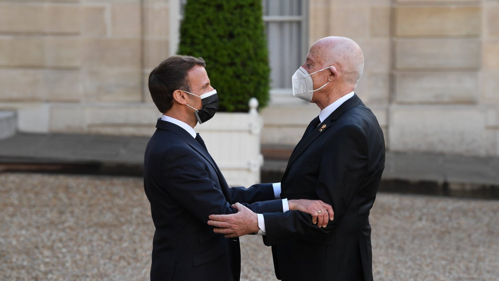 شاهد ماكرون وحرمه يستقبلان قيس سعيد (فيديو)