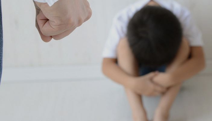 اعتداء “وحشي” من مدرسة على طفل (فيديو)