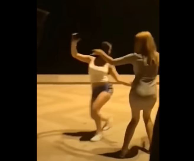 فيديو يثير الجدل: فتاتان ترقصان وسط الشارع في بوجعفر