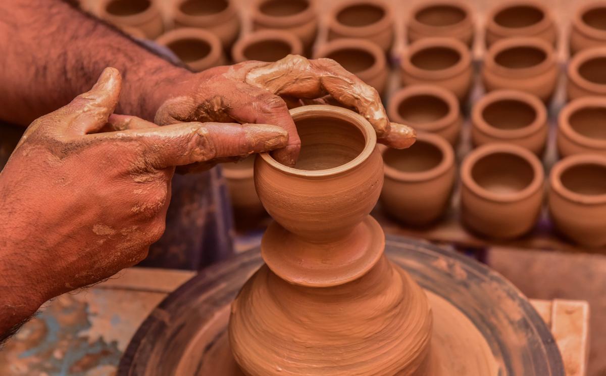 فوائد صحية لشرب الماء في وعاء فخاري