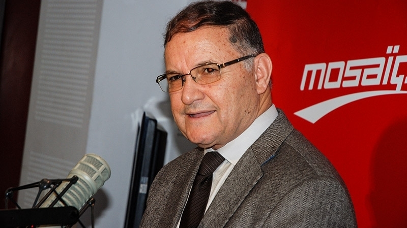 الجنرال المتقاعد محمد المدب يهزأ بقيس سعيد بعد زيارة فرنسا