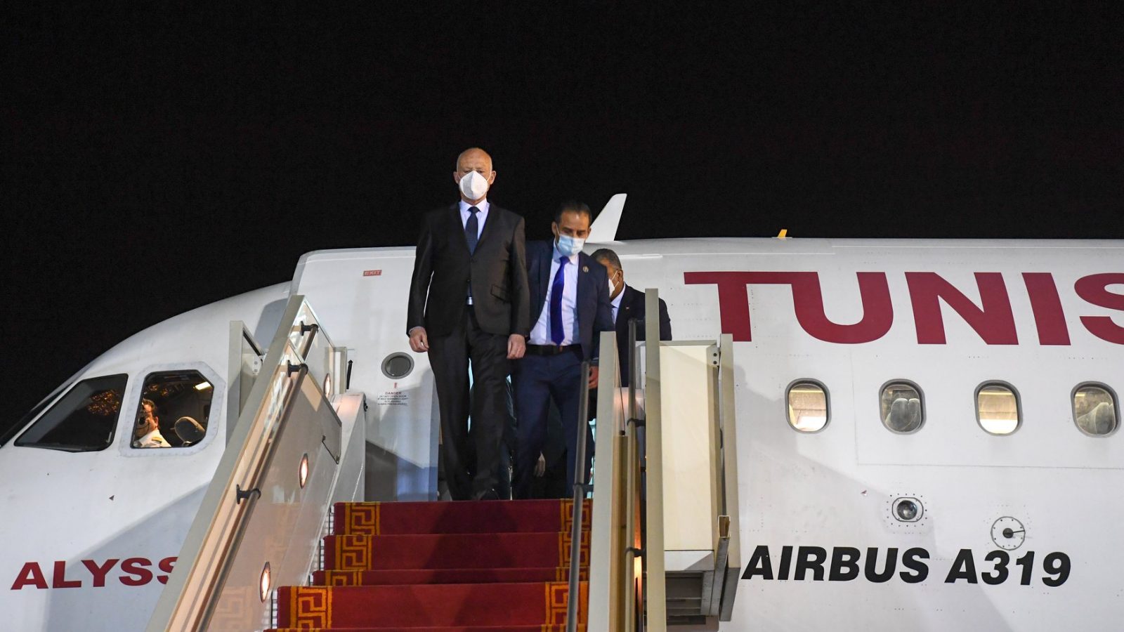 قيس سعيّد يعود إلى تونس (صور)