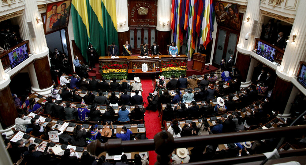 تشابك بالايادي في البرلمان (فيديو)