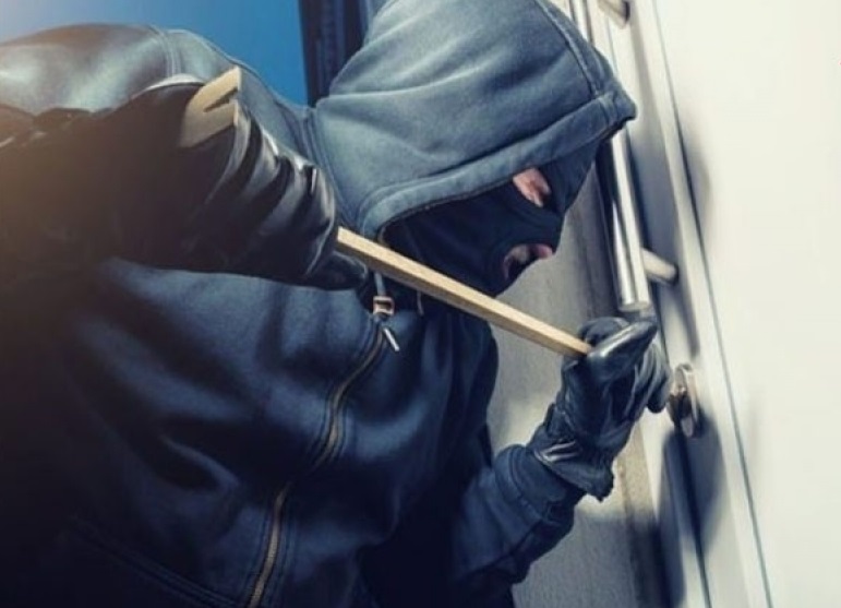 أحدثوا ثقبا في سقف فرع بنكي لسرقته