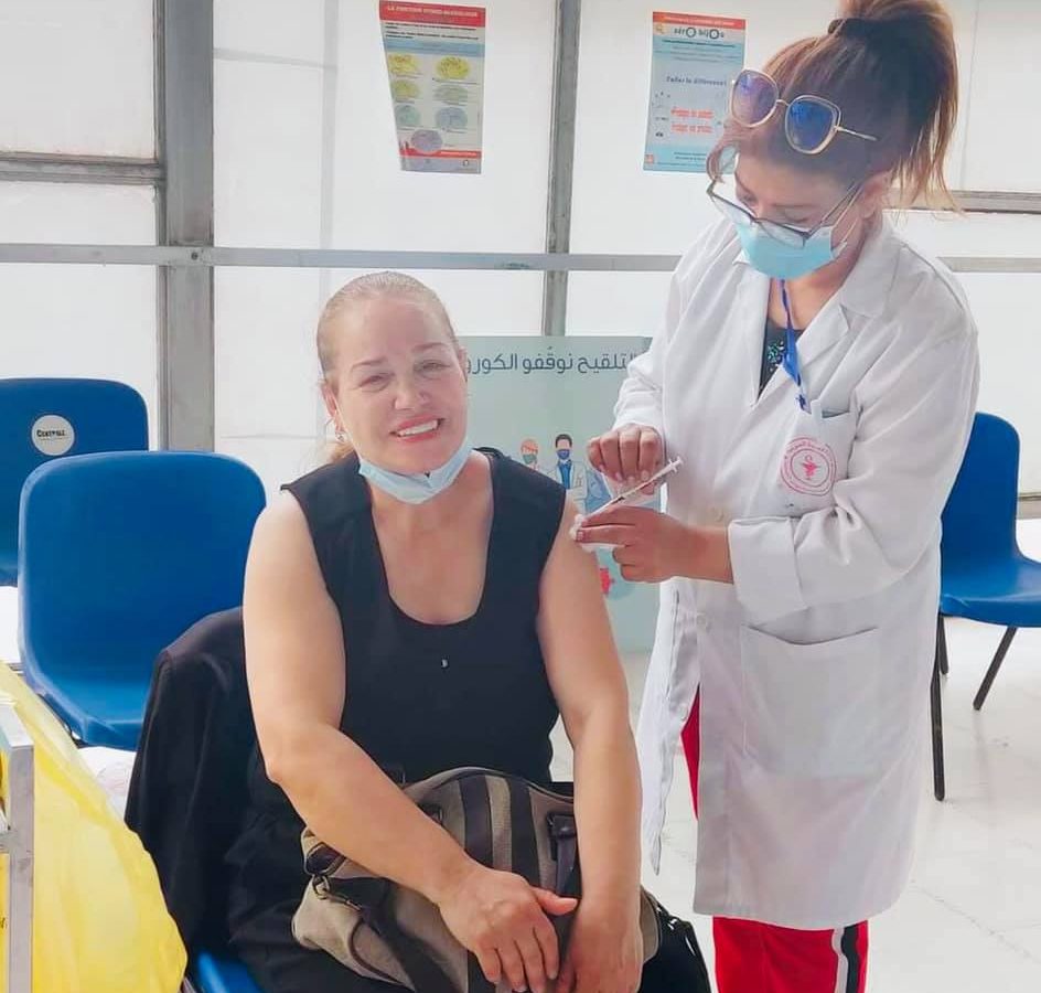 الممثلة دليلة المفتاحي تتلقى الجرعة الاولى من لقاح كورونا