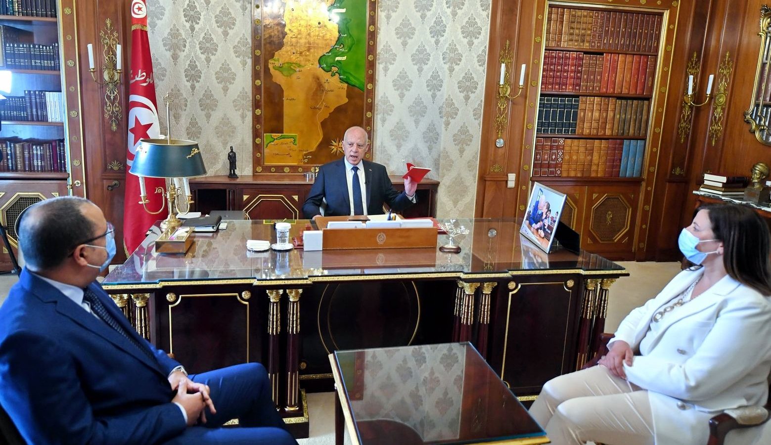 استقبله كأنه موظف/ تقزيم آخر من سعيّد للمشيشي وتأكيد آخر أنه قائد القوات الأمنية استقبله كأنه موظف/ تقزيم آخر من سعيّد للمشيشي وتأكيد آخر أنه قائد القوات الأمنية