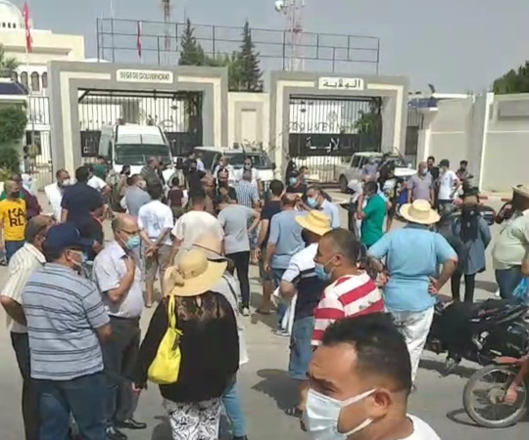 أهالي القيروان يطالبون برحيل الوالي (فيديو)