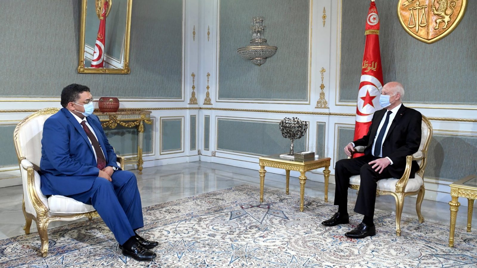 قيس سعيد للطفي زيتون /هذا موقفي من دستور 2014(فيديو)