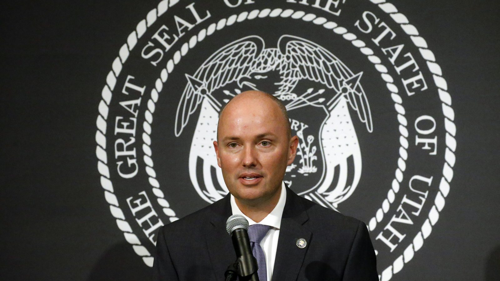 حاكم ولاية أمريكية يدعو إلى صلاة الاستسقاء (فيديو)