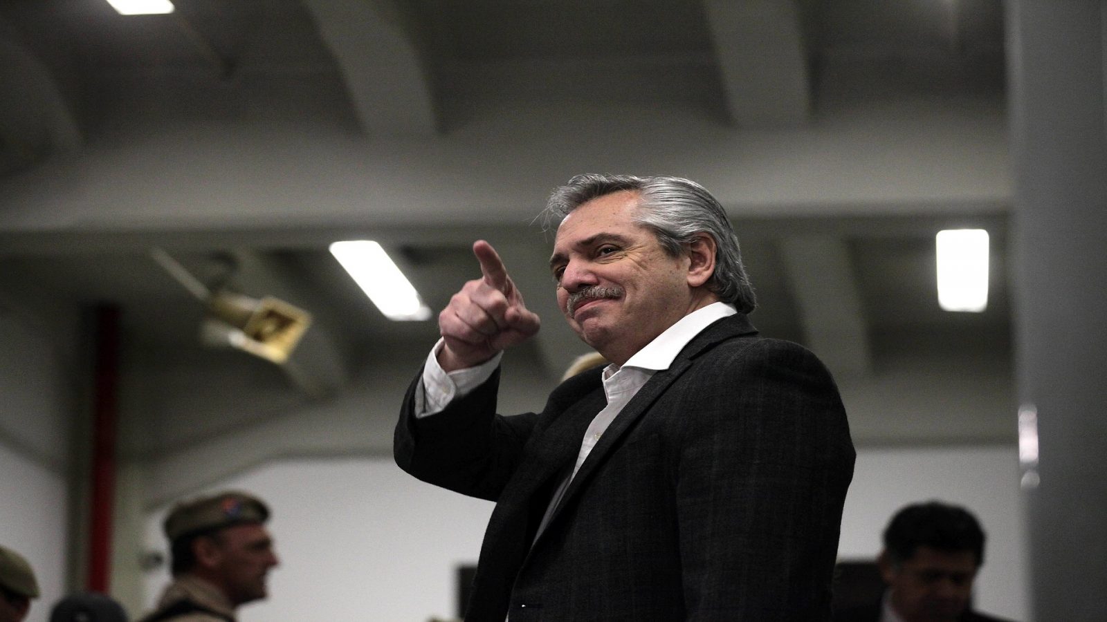 رئيس دولة يثير السخرية والانتقادات بعد تصريحات عنصرية