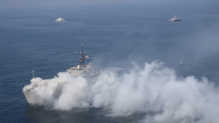 غرق أكبر سفينة دعم لوجستي للجيش الإيراني بعد اندلاع حريق (فيديو)