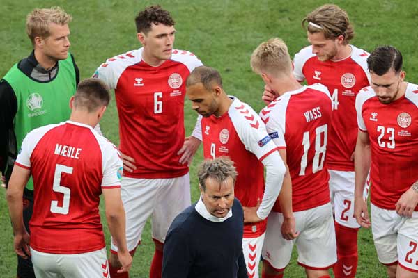 كأس أوروبا/ إريكسن يستعيد وعيه واستئناف مباراة الدنمارك وفنلندا كأس أوروبا/ إريكسن يستعيد وعيه واستئناف مباراة الدنمارك وفنلندا