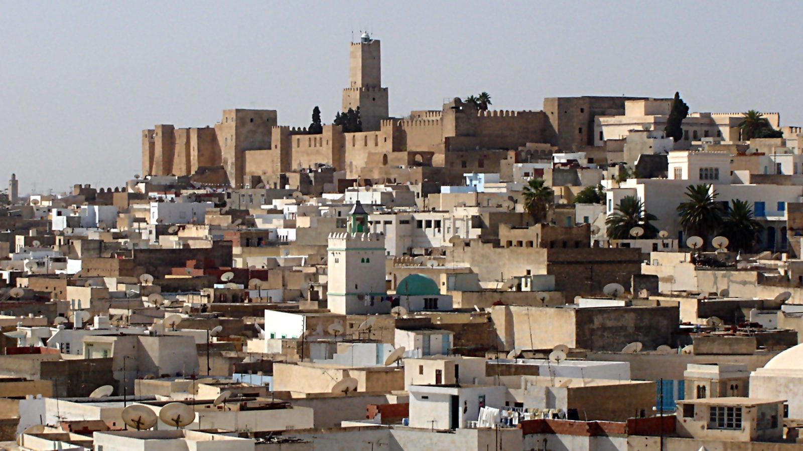 سوسة: شكاية ضد عون أمن وعمدة بتهمة التحيل