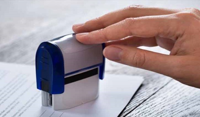 عاملة تنظيف تستعمل أختاما لافتعال وثائق مقابل مبالغ مالية