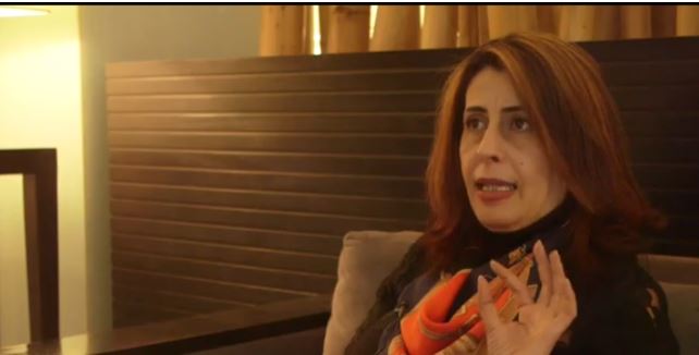 الناشطة والمدوّنة أمينة منصور أمام فرقة مكافحة الإجرام