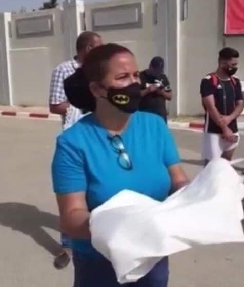 أهالي القيروان يحتجون برفع أكفانهم (صور)