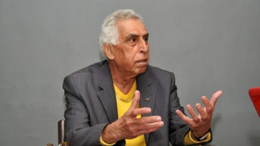 وفاة الشاعر العراقي سعدي يوسف