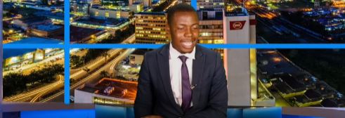 مذيع يطالب بمرتبه على الهواء (فيديو)