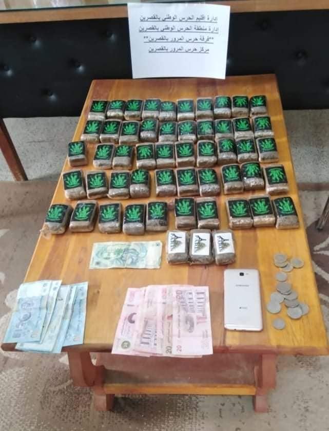 القصرين /  حجر 53 صفيحة مخدرات و هذا المبلغ المالي داخل سيارة (صورة)